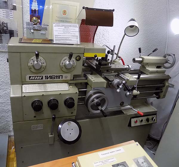 Загальний вигляд токарно-гвинторізного верстата 1І611, 1І611п 1І611, 1І611П Загальний вигляд токарно-гвинторізного верстата